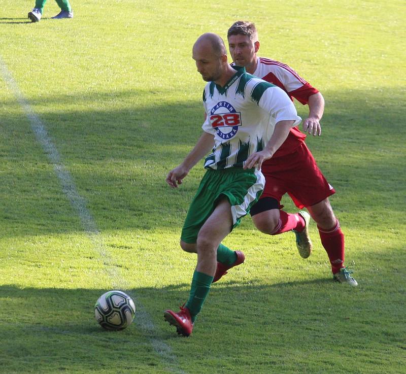 Sokol Osvračín (v červeném) - Slovan Kvíčovice (v bílozeleném) 3:1.