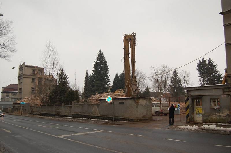 Demolice staré domažlické nemocnice. Stav z 26. a 28. února.