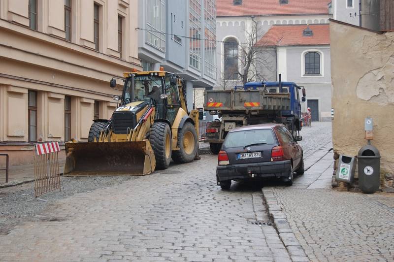 Stavební práce v domažlických ulicích, 5. dubna 2012.