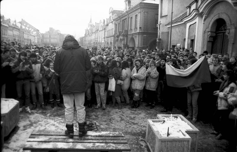 Pohled na dav na náměstí. Uprostřed vpředu Hynek Faschingbauer. Foto: Zdeněk Hartl