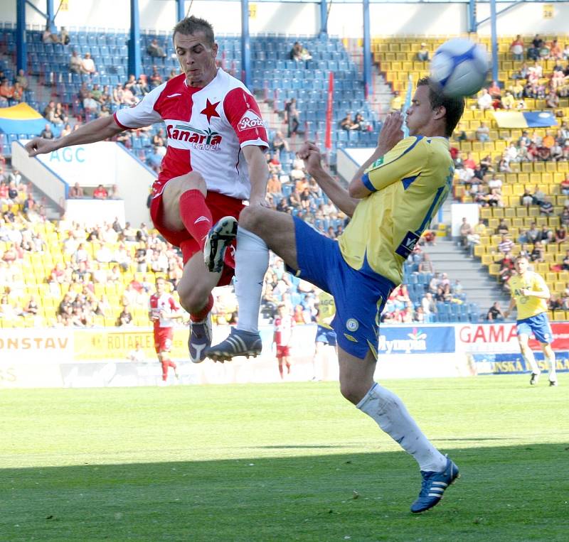 Stadión Na Stínadlech v Teplicích hostil v sobotu hráče SK Slavia Praha. Na snímku domácí Jakub Mareš v žlutomodrém v souboji se Slávistou Peterem Grajciarem