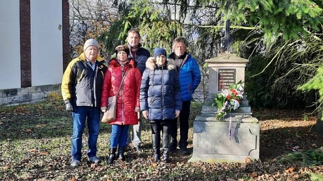 Skupinka újezdských občanů si připomněla výročí popravy Jana Sladkého Koziny.