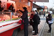 Pojízdnou prodejnu s masem a uzeninami vítají lidé na Tachovsku i Domažlicku.