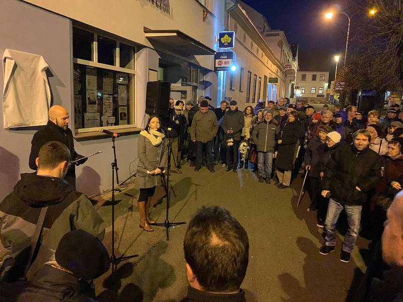 Vernisáž odhalila Pamětní desku na budově MKS Modrá hvězda ve Kdyni.