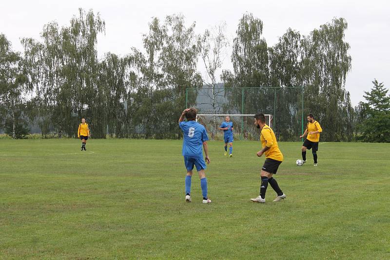 Fotbalová III. třída: FK Mířkov (ve žlutém) - Sokol Zahořany (v modrém) 3:0 (2:0).