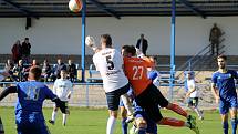 13. kolo FORTUNA ČFL, skupina A: FK Motorlet Praha (modří) - TJ Jiskra Domažlice (hráči v bílých dresech) 1:1 (1:1).