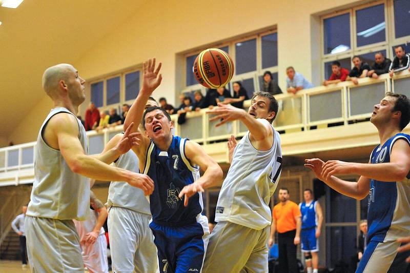 Basketbalisté Jiskry Domažlice utrpěli v Rokycanech v prvním utkání play - off II. ligy mužů porážku.