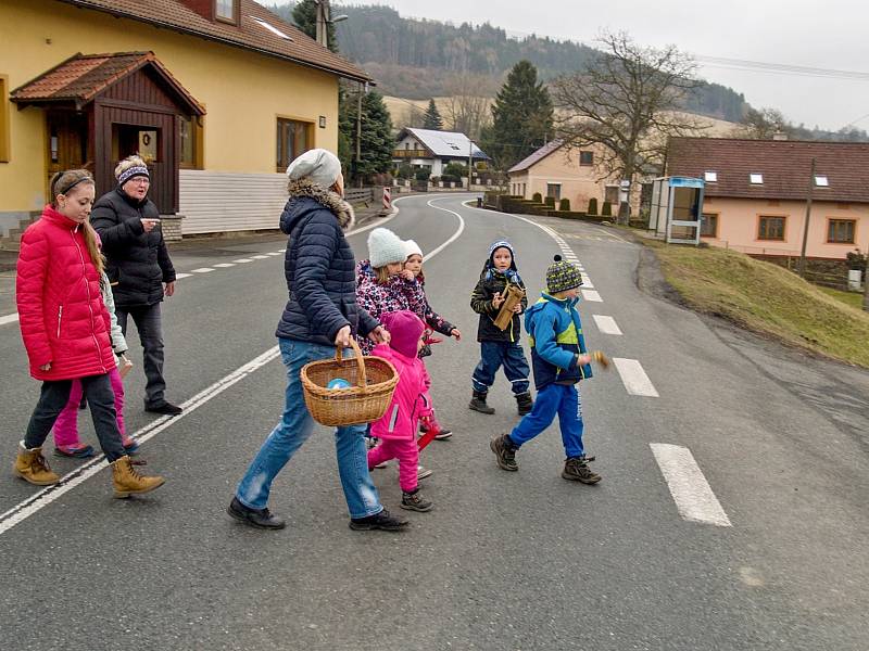 Koledníci koledovali i v Loučimi.