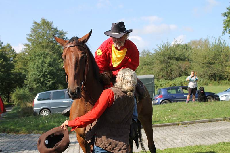 Pony Express převáží poštu na koních. Trasa Plzeňským krajem začala na Domažlicku na Lískové.