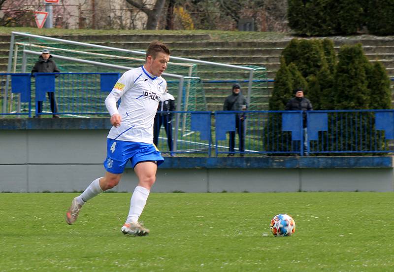 Fotbalisté TJ Jiskra Domažlice (na archivním snímku hráči v bílých dresech) prohráli v neděli dopoledne na hřišti příbramského béčka 0:2.