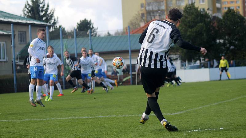 Fotbalisté TJ Jiskra Domažlice (na archivním snímku hráči v bílých dresech) prohráli v neděli dopoledne na hřišti příbramského béčka 0:2.