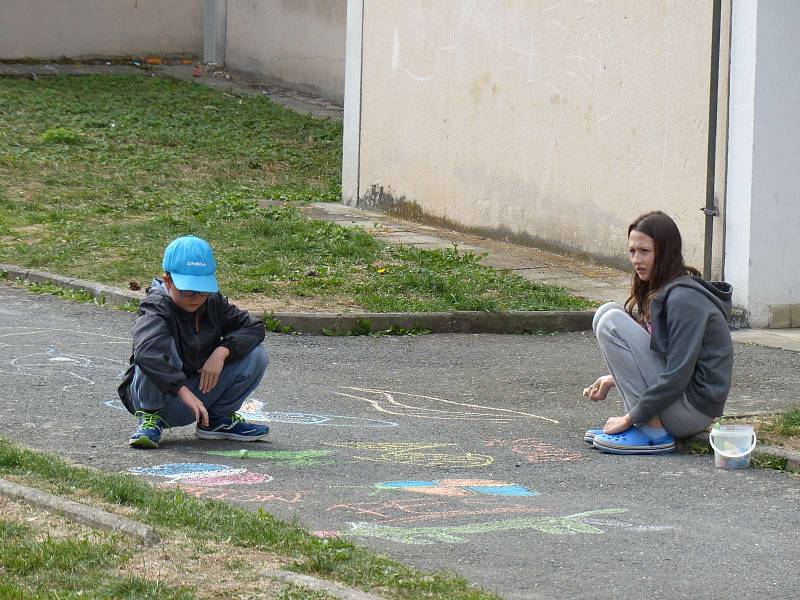 Malůvky dětí provedené barevnými křídami ozdobily chodníky Na Koželužně. 