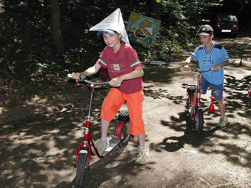 Děti s rodiči se vydaly do pohádkového lesa, který pro ně připravili pracovníci Domina.