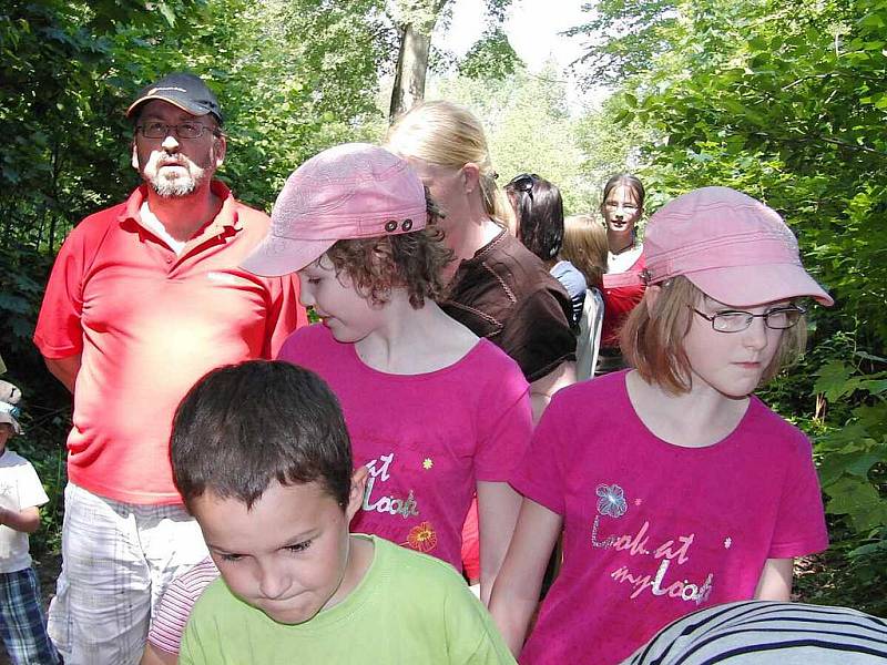 Děti s rodiči se vydaly do pohádkového lesa, který pro ně připravili pracovníci Domina.