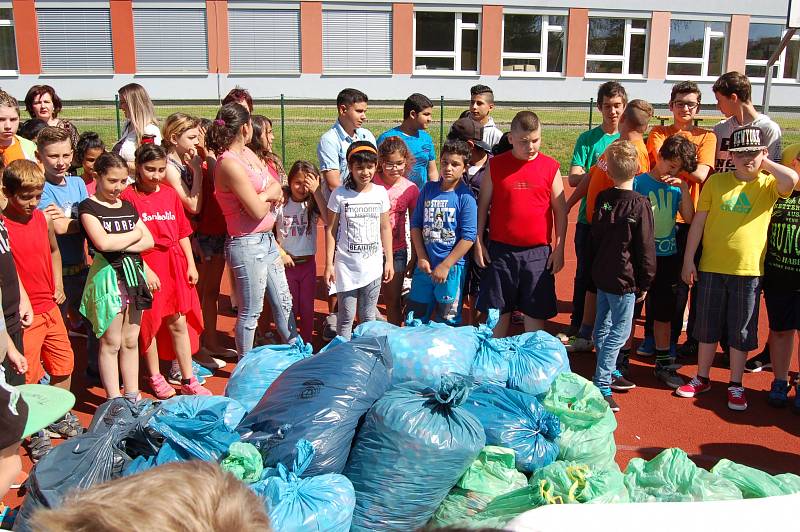 Patnáctileté výročí partnerské spolupráce oslavili ZŠ praktická Domažlice a Schule am Regenbogen Cham záslužnou charitativní akcí.