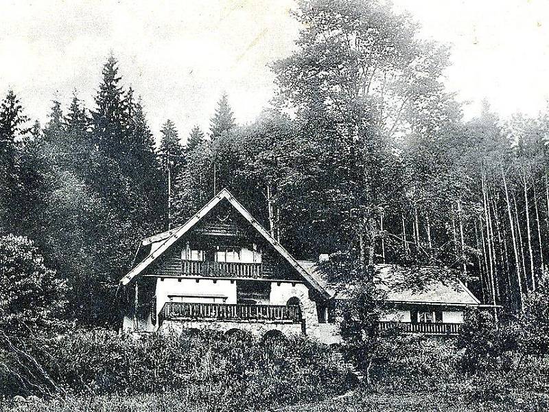 Lovecký zámeček ve Fuchsově Huti patřil Stadionům. Pohlednici si paní Sládková koupila na školním výletě v r. 1946. Zámeček už je bohužel zbořený. Foto: archiv Z. Sládkové