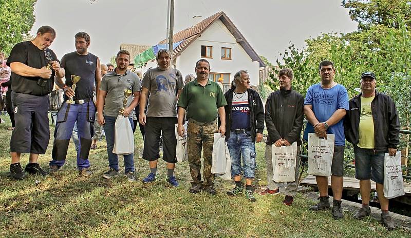 Devatenáctý ročník v couvání traktorem kolem návsi vyhrál místní Radek Němeček. Putovní pohár tak zůstal doma.