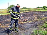 Vypalování trávy může skončit a často skutečně končí požárem. Je proto zakázáno jak soukromým osobám, tak firmám.