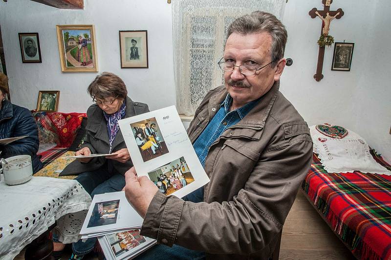 Členové Chodské souboru Mrákov, který nedávno oslavil 60. narozeniny. Na snímku jsou Josef Kupilík a Marie Nejdlová.