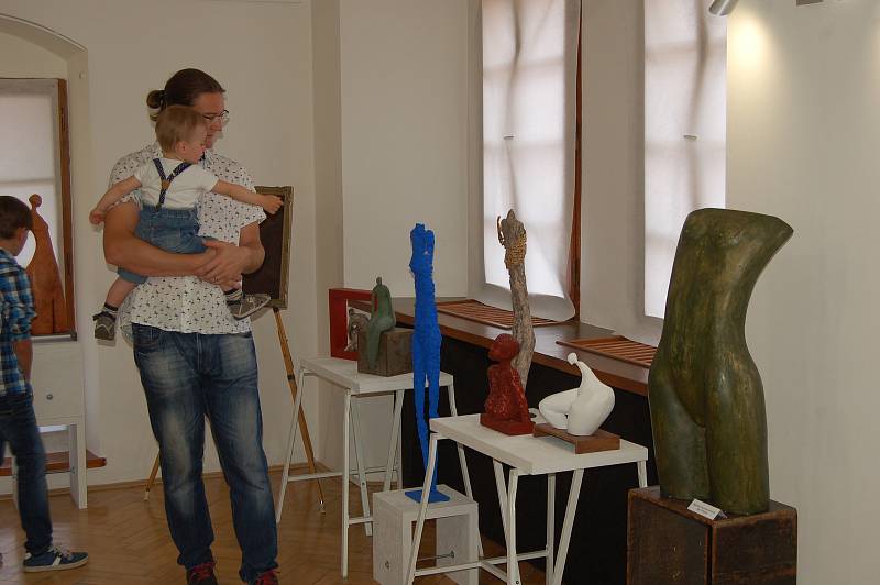 V Horšovském Týně jsou vystaveny plastiky plzeňského lékaře Petra Hartmana a kresby ředitele novoveského dětského domova Petra Plášila.