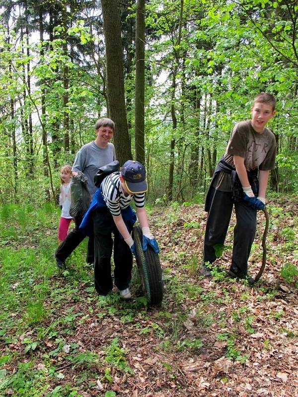 Při sobotní akci Pionýrské skupiny Safír Kdyně se podařilo zbavit odpadků jižní stranu vrchu Škarman.