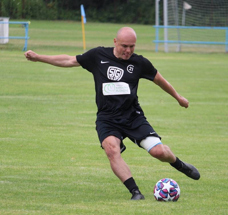 Pouťový fotbal v Postřekově: Sokol Postřekov (červení) - SIGIteam (černí) 5:9.