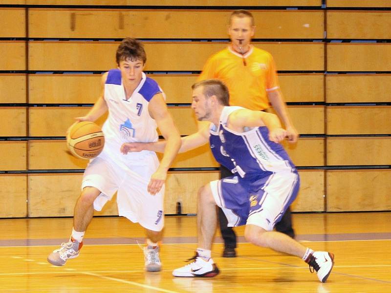 Z pohárového utkání basketbalistů Jiskry Domažlice s BK Kladno.