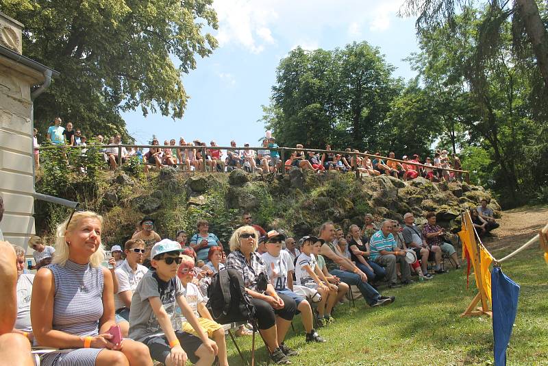 Letos se uskutečnila již třetí bitva na svaté Anně. Tentokrát se dobýval hrad. Nechyběly ani souboje s meči a palné zbraně.