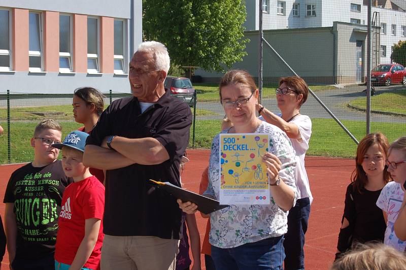 Patnáctileté výročí partnerské spolupráce oslavili ZŠ praktická Domažlice a Schule am Regenbogen Cham záslužnou charitativní akcí.