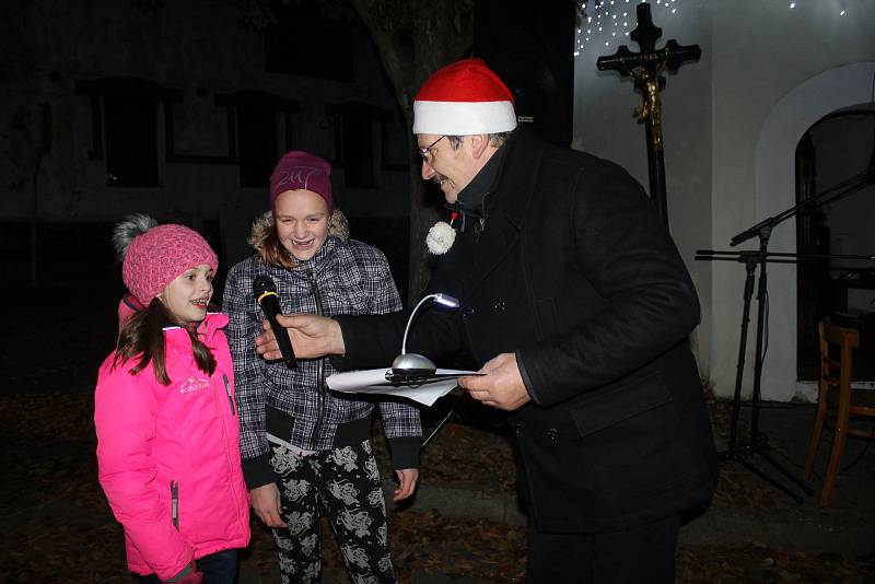 Rozsvícení vánočního stromku ve Spáňově má zatím krátkou tradici.
