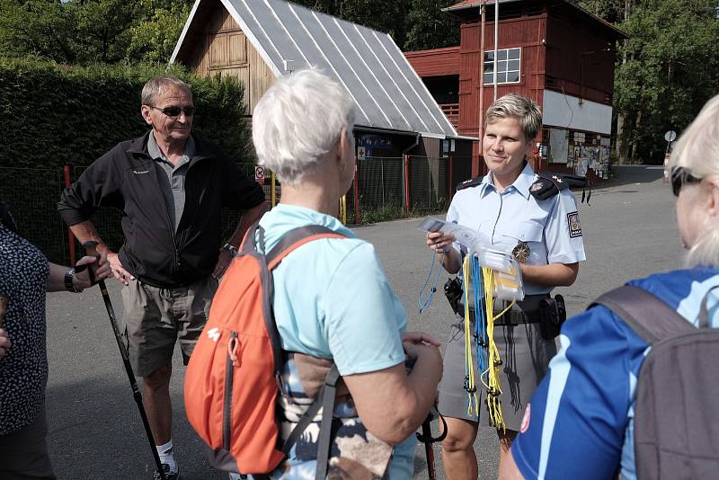 U babylonského rybníka rozdávala policejní mluvčí Dagmar Brožová rady a dárky.