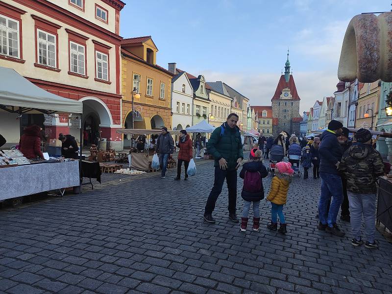 Jednodenní Vánoční trhy v Domažlicích přilákaly v sobotu 18. prosince spoustu návštěvníků. Lidé zavzpomínali i na Havla, který zemřel přesně před deseti lety.