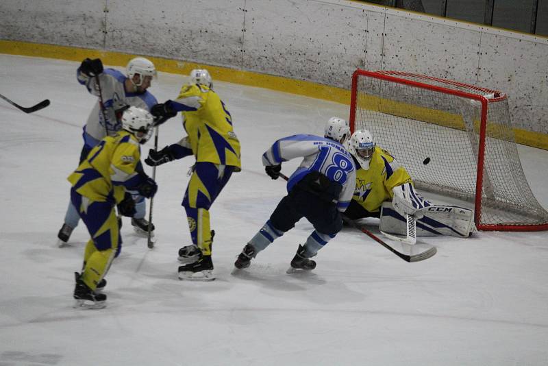 HC Domažlice (v bílomodrém) - KHL Meteor Třemošná (Ve žlutém) 8:5.