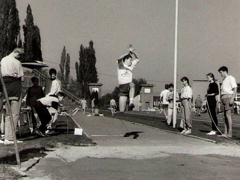 Domažlické gymnázium si připomíná 150 let od svého vzniku. Součástí programu je nostalgická kavárna, kde návštěvníci uvidí historické fotky. Na snímku je poslední zvonění v roce 1978.