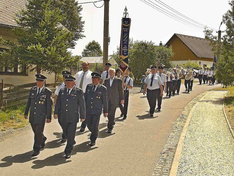 Ze slavnostního průvodu u příležitosti oslavy 111. výročí založení hasičského sboru v Brnířově.