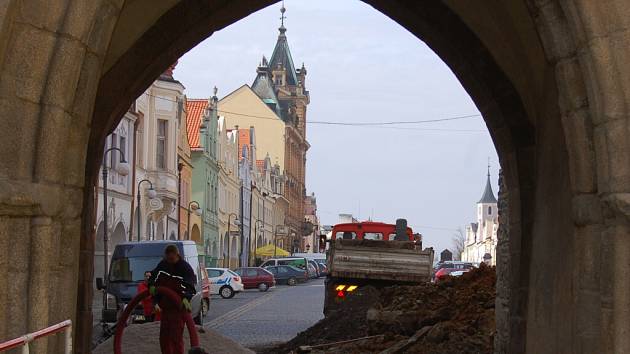 Stavební práce na opravě propadlé dlažby na domažlickém náměstí v pondělí 5. března 2012.