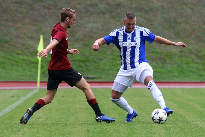 Fotbalisté Domažlic (na archivním snímku hráči v modrobílých dresech) prohráli na hřišti Benešova 3:5.