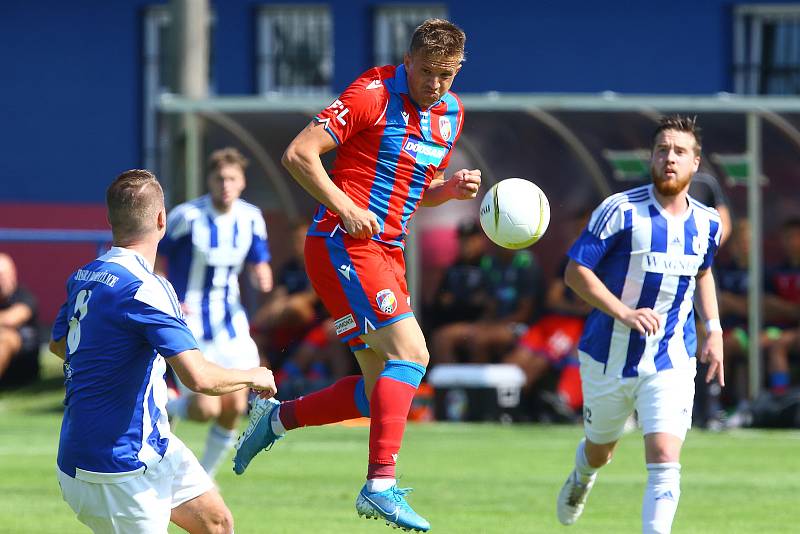 Fotbalisté Domažlic (na archivním snímku hráči v modrobílých dresech) prohráli na hřišti Benešova 3:5.