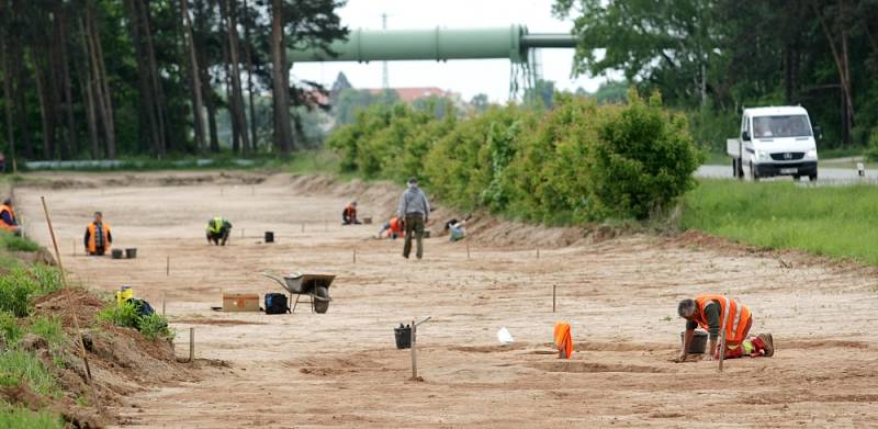 Část keltského sídliště našli archeologové při průzkumech v místě, kde se buduje hlavní silniční tah z Hradce Králové na Pardubice.