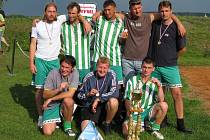 VÍTĚZNÝ TÝM Pařez Cupu Kunčický veteráni, který ve finále porazil Mambo team. Horní řada zleva: Radek Jankaj, Michal Doležal, Vratislav Kneifel, Radan Koliáš, Jan Slavětínský; dolní řada zleva: David Mihl, Jiří Šanda, David Hrubý.