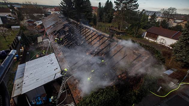 V Hradci hořel rodinný dům, škodu odhadují hasiči na milion