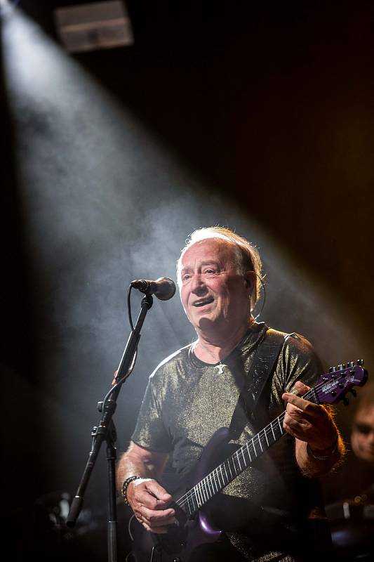 Z festivalu Rock for People: vystoupení skupiny Olympic s frontmanem Petrem Jandou.