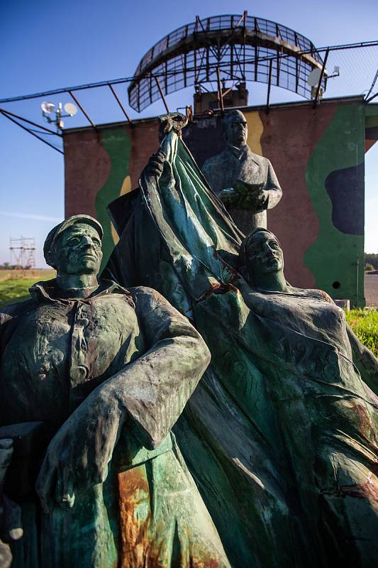 Předlistopadový pomník shlíží na Hradec u radarové základny v Ruseku.