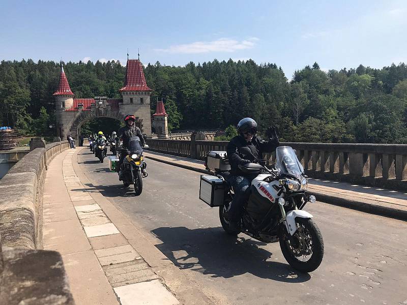 Téměř dvě stovky motorkářek a motorkářů se v sobotu zúčastnily celorepublikové preventivní kampaně Začněme spolu aneb Kolama dolů.