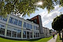 Městská knihovna Hradce Králové ve Wonkově ulici vznikla přestavbou bývalé továrny. Slavnostně se otevřela 20. března 2013.