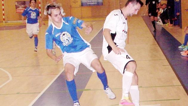 Futsalisté týmu Mados MT Hradec Králové (v bílém) v akci.