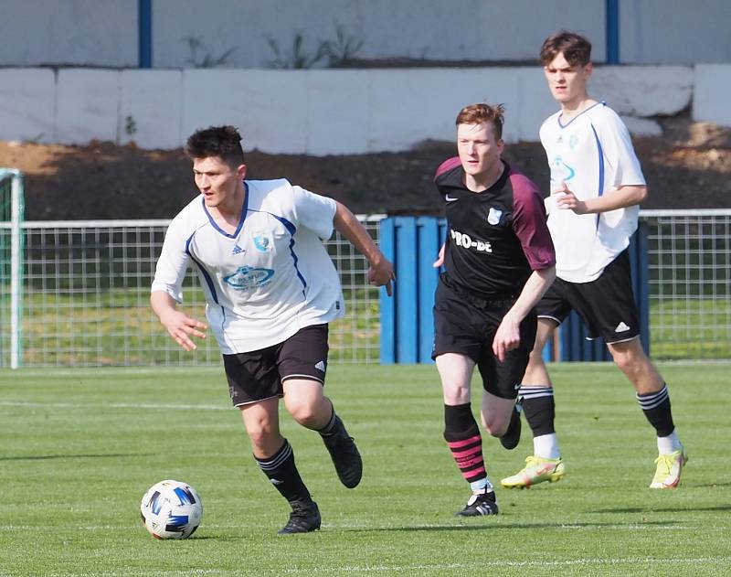 Nový Bydžov B (v bílém) versus Prasek 2:2.