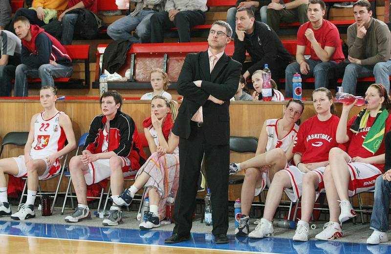 Basketbal Sokol Hradec Králové : ZVVZ USK Praha, trenér Sokola Hradec Králové - Miroslav Volejník