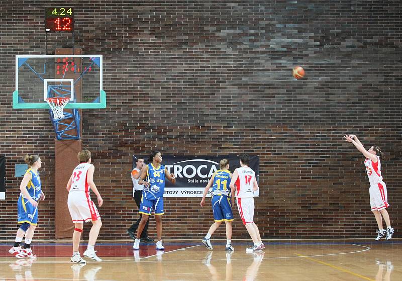 Basketbal Sokol Hradec Králové : ZVVZ USK Praha, střelecký pokus za 3 body - Ovsíková