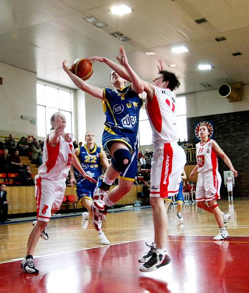 Basketbal Sokol Hradec Králové : ZVVZ USK Praha, zleva Whallen, Věchtová